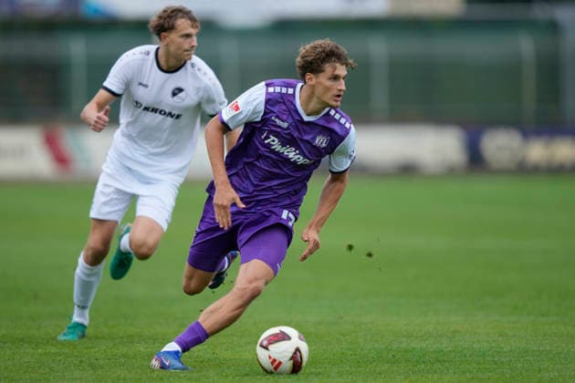 18.08.2026, Getränke Hoffmann Stadion, Spelle, GER, 2. Liga und Oberliga: Testspiel SC Spelle-Venhaus vs VfL Osnabrück, Luca Raimund (VfL Osnabrück 17) kurz vor seinem 1:0-Tor DFL REGULATIONS PROHIBIT ANY USE OF PHOTOGRAPHS AS IMAGE SEQUENCES AND OR QUASI-VIDEO. Spelle Niedersachsen Getränke Hoffmann Stadion *** August 18, 2026, Getränke Hoffmann Stadium, Spelle, GER, 2. Liga and Oberliga Friendly Match: SC Spelle Venhaus vs. VfL Osnabrück, Luca Raimund of VfL Osnabrück, No. 17, moments before scoring his 1–0 goal. DFL REGULATIONS PROHIBIT ANY USE OF PHOTOGRAPHS AS IMAGE SEQUENCES AND OR QUASI-VIDEO. Spelle, Lower Saxony, Getränke Hoffmann Stadium