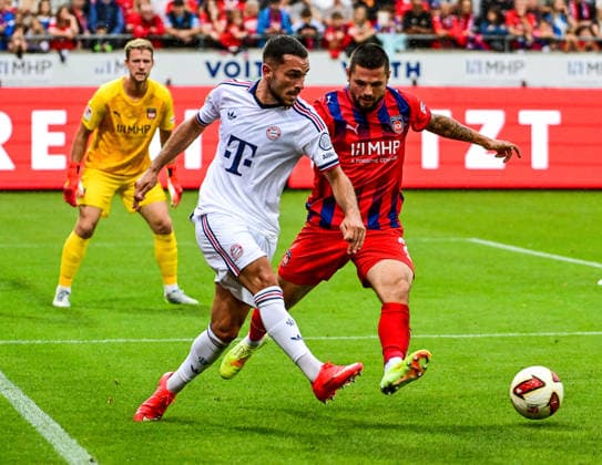 18.08.2026, GER, Fußball, Herren, FSP, 1. FC Heidenheim vs FC Bayern München Arijon Ibrahimovic (Bayern Muenchen, 22), Marnon Busch (Heidenheim, 2) Heidenheim Voith-Arena Baden-Württemberg Deutschland *** August 18, 2026, GER, Soccer, Men s, FSP, 1. FC Heidenheim vs. FC Bayern Munich (Arijon Ibrahimovic, Bayern Munich; 22, Marnon Busch, Heidenheim), Heidenheim Voith Arena, Baden-Württemberg, Germany Copyright: xNordphotox xHafnerx