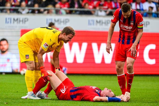 18.08.2026, GER, Fußball, Herren, FSP, 1. FC Heidenheim vs FC Bayern München Thomas Dähne (Heidenheim, 33), Mikkel Kaufmann (Heidenheim, 29) liegt benommen auf dem Rasen Heidenheim Voith-Arena Baden-Württemberg Deutschland *** August 18, 2026, GER, Soccer, Men s, FSP, 1 FC Heidenheim vs. FC Bayern Munich Thomas Dähne (Heidenheim, 33) and Mikkel Kaufmann (Heidenheim, 29) lie dazed on the field at Heidenheim s Voith Arena in Baden-Württemberg, Germany Copyright: xNordphotox xHafnerx