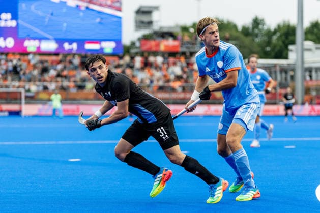 Argentina v Netherlands - FIH Hockey World Cup AMSTELVEEN, NETHERLANDS - AUGUST 18: Justen Blok of Netherlands and Bautista Capurro of Argentina during the FIH Hockey World Cup match between Argentina and Netherlands at Wagener Stadion on August 18, 2026 in Amstelveen, Netherlands. Amstelveen Wagener Stadion Netherlands Content not available for redistribution in The Netherlands directly or indirectly through any third parties. Copyright: xMarcelxvanxPlateringenx
