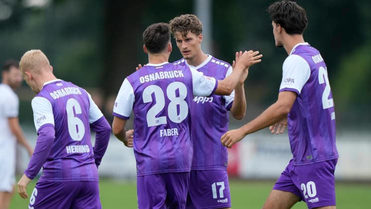 18.08.2026, Getränke Hoffmann Stadion, Spelle, GER, 2. Liga und Oberliga: Testspiel SC Spelle-Venhaus vs VfL Osnabrück, VfL-Freude nach 1:0 von Luca Raimund (VfL Osnabrück 17) DFL REGULATIONS PROHIBIT ANY USE OF PHOTOGRAPHS AS IMAGE SEQUENCES AND OR QUASI-VIDEO. Spelle Niedersachsen Getränke Hoffmann Stadion *** August 18, 2026, Getränke Hoffmann Stadium, Spelle, GER, 2nd Division and Oberliga friendly match: SC Spelle Venhaus vs. VfL Osnabrück, VfL celebrates after Luca Raimund’s 1–0 goal; VfL Osnabrück 17. DFL regulations prohibit any use of photographs as image sequences and or quasi-video. Spelle, Lower Saxony, Getränke Hoffmann Stadium