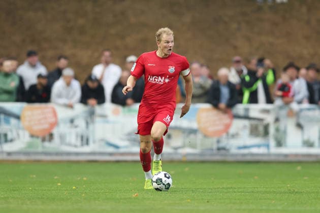 18.08.2026, Herren, Fussball, Saison 2026 2027, Regionalliga Bayern, 5. Spieltag: TSV Aubstadt - TSV 1860 Muenchen Steffen Behr ( 16, TSV Aubstadt) im Ballbesitz Sulzfeld Schulstadion Aubstadt (NGN Arena) Bayern Deutschland *** August 18, 2026, Men s, Soccer, 2026–2027 Season, Bavarian Regional League, Matchday 5: TSV Aubstadt vs. TSV 1860 Munich; Steffen Behr 16; TSV Aubstadt in possession; Sulzfeld Schulstadion, Aubstadt; NGN Arena, Bavaria, Germany