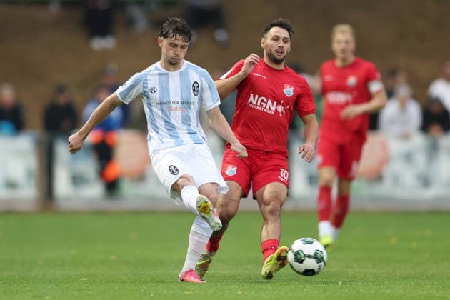18.08.2026, Herren, Fussball, Saison 2026 2027, Regionalliga Bayern, 5. Spieltag: TSV Aubstadt - TSV 1860 Muenchen Lance Fiedler ( 47, TSV 1860 München) und Timo Pitter ( 10, TSV Aubstadt) Sulzfeld Schulstadion Aubstadt (NGN Arena) Bayern Deutschland *** August 18, 2026, Men s Soccer, 2026–2027 Season, Bavarian Regional League, Matchday 5: TSV Aubstadt vs. TSV 1860 Munich, Lance Fiedler 47, TSV 1860 Munich and Timo Pitter 10, TSV Aubstadt Sulzfeld, Schulstadion Aubstadt, NGN Arena, Bavaria, Germany