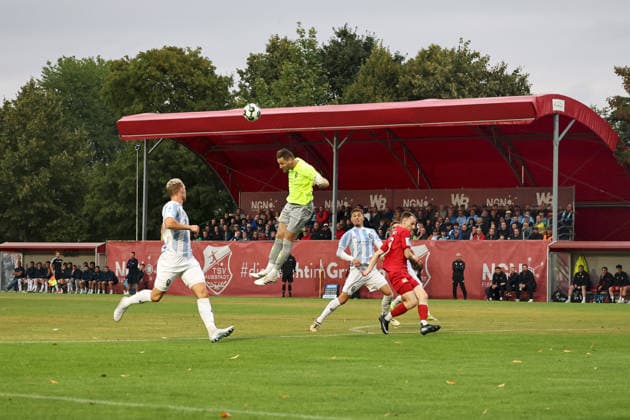 18.08.2026, Herren, Fussball, Saison 2026 2027, Regionalliga Bayern, 5. Spieltag: TSV Aubstadt - TSV 1860 Muenchen Vitus Eicher ( 30, TSV 1860 München) klärt vor Joshua Endres ( 33, TSV Aubstadt) Sulzfeld Schulstadion Aubstadt (NGN Arena) Bayern Deutschland *** August 18, 2026, Men s Soccer, 2026–2027 Season, Bavarian Regional League, Matchday 5: TSV Aubstadt vs. TSV 1860 Munich, Vitus Eicher 30, TSV 1860 Munich clears the ball past Joshua Endres 33, TSV Aubstadt Sulzfeld, Schulstadion Aubstadt, NGN Arena, Bavaria, Germany