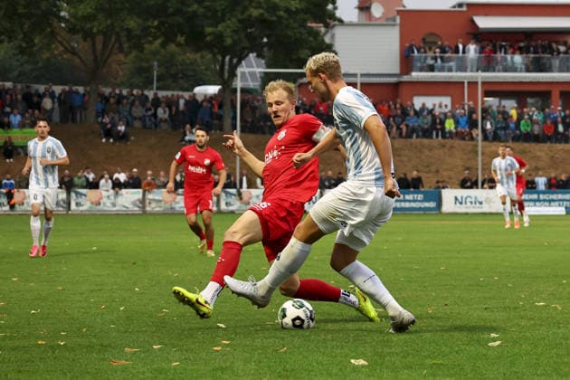 18.08.2026, Herren, Fussball, Saison 2026 2027, Regionalliga Bayern, 5. Spieltag: TSV Aubstadt - TSV 1860 Muenchen Steffen Behr ( 16, TSV Aubstadt) und Lasse Faßmann ( 33, TSV 1860 München) Sulzfeld Schulstadion Aubstadt (NGN Arena) Bayern Deutschland *** August 18, 2026, Men s Soccer, 2026–2027 Season, Bavarian Regional League, Matchday 5: TSV Aubstadt vs. TSV 1860 Munich, Steffen Behr (16), TSV Aubstadt, and Lasse Faßmann (33), TSV 1860 Munich, Sulzfeld, Schulstadion Aubstadt, NGN Arena, Bavaria, Germany