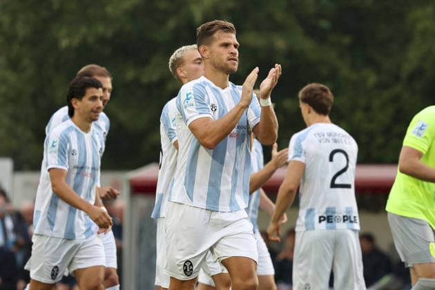 18.08.2026, Herren, Fussball, Saison 2026 2027, Regionalliga Bayern, 5. Spieltag: TSV Aubstadt - TSV 1860 Muenchen Florian Niederlechner ( 7, TSV 1860 München) applaudiert den Fans Sulzfeld Schulstadion Aubstadt (NGN Arena) Bayern Deutschland *** August 18, 2026, Men s, Soccer, 2026–2027 Season, Bavarian Regional League, Matchday 5: TSV Aubstadt vs. TSV 1860 Munich; Florian Niederlechner 7; TSV 1860 Munich applauds the fans; Sulzfeld School Stadium, Aubstadt; NGN Arena, Bavaria, Germany