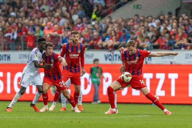 Harter Zweikampf Maximilian Breunig (1.FC Heidenheim, 14) Felipe Chavez (FC Bayern Muenchen, 32) Luca Kerber (1.FC Heidenheim, 20) Julian Niehues (1.FC Heidenheim, 16)im Regen, GER, 1. FC Heidenheim vs. FC Bayern Muenchen, Fußball, Testspiel, 2026 2027, 18.08.2026, DFL DFB REGULATIONS PROHIBIT ANY USE OF PHOTOGRAPHS AS IMAGE SEQUENCES AND OR QUASI-VIDEO, GER, 1. FC Heidenheim vs. FC Bayern Muenchen, Fußball, Testspiel, 2026 2027, 18.08.2026 Heidenheim *** Fierce tackle: Maximilian Breunig (1 FC Heidenheim), 14 Felipe Chavez (FC Bayern Munich), 32 Luca Kerber (1 FC Heidenheim), 20 Julian Niehues (1 FC Heidenheim), 16 in the rain, GER, 1 FC Heidenheim vs. FC Bayern Munich, soccer, friendly match, 2026–2027, August 18, 2026, DFL and DFB regulations prohibit any use of photographs as image sequences and or quasi-video, GER, 1 FC Heidenheim vs. FC Bayern Munich, soccer, friendly match, 2026–2027, August 18, 2026, Heidenheim Copyright: xEibner-Pressefoto JanixPlessx EP_JPL