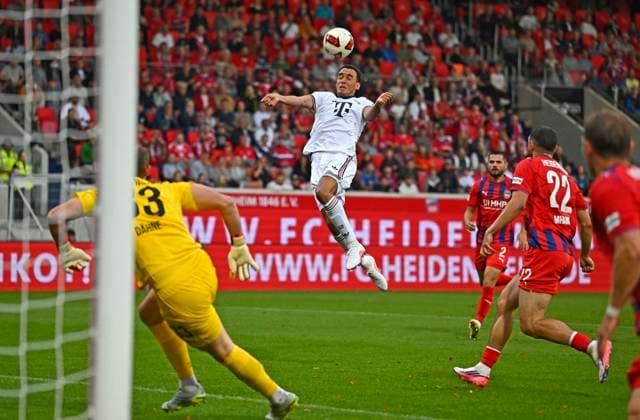 18.08.2026, Fussball Bundesliga 2026 2027, Testspiel, 1.FC Heidenheim - FC Bayern München, in der Voith-Arena Heidenheim, Jamal Musiala (Bayern München) gegen Torwart Thomas Dähne (1. FC Heidenheim 1846) *** August 18, 2026, 2026–2027 Bundesliga, Friendly Match, 1. FC Heidenheim vs. FC Bayern Munich, at the Voith Arena in Heidenheim, Jamal Musiala (Bayern Munich) vs. goalkeeper Thomas Dähne (1. FC Heidenheim 1846)