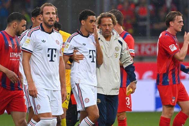 Jamal MUSIALA (Bayern Muenchen) bricht erneut zusammen,Ohnmacht, wird von Dr.Peter UEBLACKER (Mannschaftsarzt FCB) vom Platz gefuehrt, li:Harry KANE (Bayern Muenchen). Fussball Testpiel 1.FC Heidenheim - FC Bayern Muenchen am 18.08.2025 , VOITH ARENA. *** Jamal MUSIALA of Bayern Munich collapses again;faints, is led off the field by Dr. Peter UEBLACKER, FCB team doctor; featuring Harry KANE in a Bayern Munich soccer exhibition match: FC Heidenheim vs. FC Bayern Munich on August 18, 2025, at VOITH ARENA