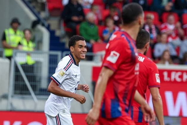 Jamal Musiala 10 (FC Bayern Muenchen) kurz nach seiner Einwechslung und kurz vor seiner verletzungsbedingten Auswechslung, lacht, 1. FC Heidenheim 1846 vs. FC Bayern Muenchen, Fussball, Maenner, Bundesliga, Freundschaftsspiel, Friendly Match, Saison 2026 2027, 18.08.2026 DFB regulations prohibit any use of photographs as image sequences and or quasi-video Heidenheim Baden-Wuerttemberg Deutschland *** Jamal Musiala (No. 10, FC Bayern Munich) laughs shortly after coming on as a substitute and just before being substituted due to injury, 1 FC Heidenheim 1846 vs. FC Bayern Munich, soccer, men’s, Bundesliga, friendly match, 2026–2027 season, August 18, 2026. DFB regulations prohibit any use of photographs as image sequences and or quasi-video. Heidenheim, Baden-Württemberg, Germany Copyright: xkolbert-press MartinxAgüerax