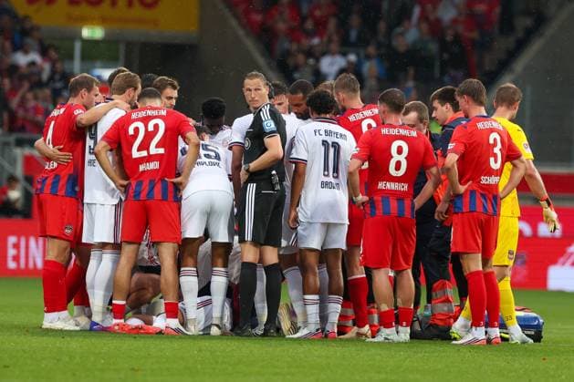 Die Spieler von Heidenheim und Bayern bilden einen Sichtschutz um den am Boden liegenden Jamal Musiala 10 (FC Bayern Muenchen), 1. FC Heidenheim 1846 vs. FC Bayern Muenchen, Fussball, Maenner, Bundesliga, Freundschaftsspiel, Friendly Match, Saison 2026 2027, 18.08.2026 DFB regulations prohibit any use of photographs as image sequences and or quasi-video Heidenheim Baden-Wuerttemberg Deutschland *** The players from Heidenheim and Bayern form a screen around Jamal Musiala, who is lying on the ground 10 FC Bayern Munich, 1 FC Heidenheim 1846 vs. FC Bayern Munich, Soccer, Men’s, Bundesliga, Friendly Match, 2026–2027 Season, August 18, 2026. DFB regulations prohibit any use of photographs as image sequences and or quasi-video. Heidenheim, Baden-Württemberg, Germany Copyright: xkolbert-press MartinxAgüerax