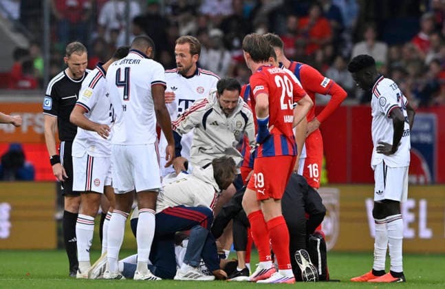 Jamal Musiala FC Bayern Muenchen FCB (10) bricht erneut auf dem Platz zusammen Zusammenbruch verletzt Verletzung Erschöpfung Kollegen eilen zu Hilfe 1. FC Heidenheim 1846 FCH vs FC Bayern Muenchen FCB TESTSPIEL 18.08.2026 DFL REGULATIONS PROHIBIT ANY USE OF PHOTOGRAPHS AS IMAGE SEQUENCES AND OR QUASI-VIDEO 1. FC Heidenheim 1846 FCH vs FC Bayern Muenchen FCB TESTSPIEL *** Jamal Musiala, FC Bayern Munich (FCB) No. 10, collapses on the field again; collapse, injury, exhaustion; teammates rush to his aid; 1. FC Heidenheim 1846 (FCH) vs. FC Bayern Munich (FCB), Friendly Match, August 18, 2026; DFL REGULATIONS PROHIBIT ANY USE OF PHOTOGRAPHS AS IMAGE SEQUENCES AND OR QUASI-VIDEO 1 FC Heidenheim 1846 FCH vs. FC Bayern Munich FCB FRIENDLY MATCH