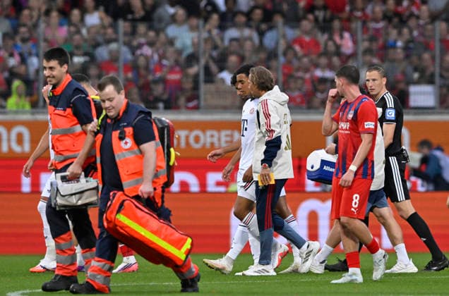 Jamal Musiala FC Bayern Muenchen FCB (10) bricht erneut auf dem Platz zusammen Zusammenbruch verletzt Verletzung Erschöpfung muss vom Platz Betreuer 1. FC Heidenheim 1846 FCH vs FC Bayern Muenchen FCB TESTSPIEL 18.08.2026 DFL REGULATIONS PROHIBIT ANY USE OF PHOTOGRAPHS AS IMAGE SEQUENCES AND OR QUASI-VIDEO 1. FC Heidenheim 1846 FCH vs FC Bayern Muenchen FCB TESTSPIEL *** Jamal Musiala, FC Bayern Munich (FCB) No. 10, collapses on the field again; collapse, injury, exhaustion; forced to leave the field; medical staff; 1. FC Heidenheim 1846 (FCH) vs. FC Bayern Munich (FCB); EXHIBITION MATCH; August 18, 2026; DFL REGULATIONS PROHIBIT ANY USE OF PHOTOGRAPHS AS IMAGE SEQUENCES AND OR QUASI-VIDEO 1 FC Heidenheim 1846 (FCH) vs. FC Bayern Munich (FCB) Friendly Match