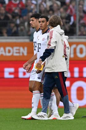Jamal Musiala FC Bayern Muenchen FCB (10) bricht erneut auf dem Platz zusammen Zusammenbruch verletzt Verletzung Erschöpfung muss vom Platz Betreuer 1. FC Heidenheim 1846 FCH vs FC Bayern Muenchen FCB TESTSPIEL 18.08.2026 DFL REGULATIONS PROHIBIT ANY USE OF PHOTOGRAPHS AS IMAGE SEQUENCES AND OR QUASI-VIDEO 1. FC Heidenheim 1846 FCH vs FC Bayern Muenchen FCB TESTSPIEL *** Jamal Musiala, FC Bayern Munich (FCB) No. 10, collapses on the field again; collapse, injury, exhaustion; forced to leave the field; medical staff; 1. FC Heidenheim 1846 (FCH) vs. FC Bayern Munich (FCB); EXHIBITION MATCH; August 18, 2026; DFL REGULATIONS PROHIBIT ANY USE OF PHOTOGRAPHS AS IMAGE SEQUENCES AND OR QUASI-VIDEO 1 FC Heidenheim 1846 (FCH) vs. FC Bayern Munich (FCB) Friendly Match
