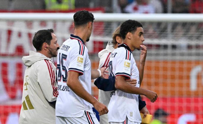 Jamal Musiala FC Bayern Muenchen FCB (10) bricht erneut auf dem Platz zusammen Zusammenbruch verletzt Verletzung Erschöpfung muss vom Platz Betreuer 1. FC Heidenheim 1846 FCH vs FC Bayern Muenchen FCB TESTSPIEL 18.08.2026 DFL REGULATIONS PROHIBIT ANY USE OF PHOTOGRAPHS AS IMAGE SEQUENCES AND OR QUASI-VIDEO 1. FC Heidenheim 1846 FCH vs FC Bayern Muenchen FCB TESTSPIEL *** Jamal Musiala, FC Bayern Munich (FCB) No. 10, collapses on the field again; collapse, injury, exhaustion; forced to leave the field; medical staff; 1. FC Heidenheim 1846 (FCH) vs. FC Bayern Munich (FCB); EXHIBITION MATCH; August 18, 2026; DFL REGULATIONS PROHIBIT ANY USE OF PHOTOGRAPHS AS IMAGE SEQUENCES AND OR QUASI-VIDEO 1 FC Heidenheim 1846 (FCH) vs. FC Bayern Munich (FCB) Friendly Match