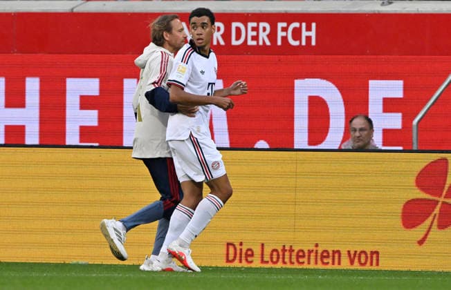 Jamal Musiala FC Bayern Muenchen FCB (10) bricht erneut auf dem Platz zusammen Zusammenbruch verletzt Verletzung Erschöpfung muss vom Platz Betreuer 1. FC Heidenheim 1846 FCH vs FC Bayern Muenchen FCB TESTSPIEL 18.08.2026 DFL REGULATIONS PROHIBIT ANY USE OF PHOTOGRAPHS AS IMAGE SEQUENCES AND OR QUASI-VIDEO 1. FC Heidenheim 1846 FCH vs FC Bayern Muenchen FCB TESTSPIEL *** Jamal Musiala, FC Bayern Munich (FCB) No. 10, collapses on the field again; collapse, injury, exhaustion; forced to leave the field; medical staff; 1. FC Heidenheim 1846 (FCH) vs. FC Bayern Munich (FCB); EXHIBITION MATCH; August 18, 2026; DFL REGULATIONS PROHIBIT ANY USE OF PHOTOGRAPHS AS IMAGE SEQUENCES AND OR QUASI-VIDEO 1 FC Heidenheim 1846 (FCH) vs. FC Bayern Munich (FCB) Friendly Match