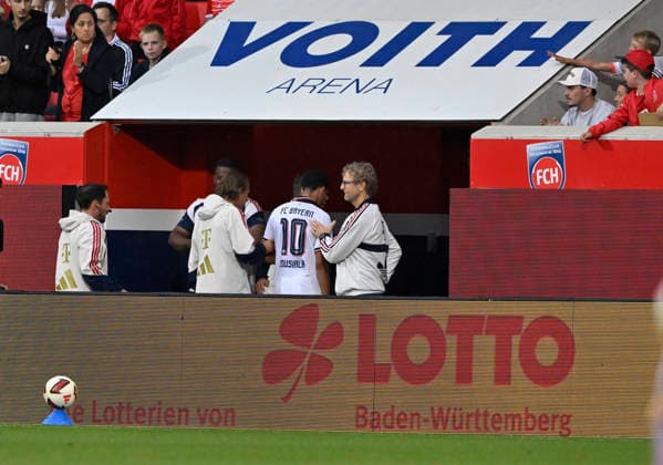 Jamal Musiala FC Bayern Muenchen FCB (10) bricht erneut auf dem Platz zusammen Zusammenbruch verletzt Verletzung Erschöpfung muss vom Platz Betreuer 1. FC Heidenheim 1846 FCH vs FC Bayern Muenchen FCB TESTSPIEL 18.08.2026 DFL REGULATIONS PROHIBIT ANY USE OF PHOTOGRAPHS AS IMAGE SEQUENCES AND OR QUASI-VIDEO 1. FC Heidenheim 1846 FCH vs FC Bayern Muenchen FCB TESTSPIEL *** Jamal Musiala, FC Bayern Munich (FCB) No. 10, collapses on the field again; collapse, injury, exhaustion; forced to leave the field; medical staff; 1. FC Heidenheim 1846 (FCH) vs. FC Bayern Munich (FCB); EXHIBITION MATCH; August 18, 2026; DFL REGULATIONS PROHIBIT ANY USE OF PHOTOGRAPHS AS IMAGE SEQUENCES AND OR QUASI-VIDEO 1 FC Heidenheim 1846 (FCH) vs. FC Bayern Munich (FCB) Friendly Match