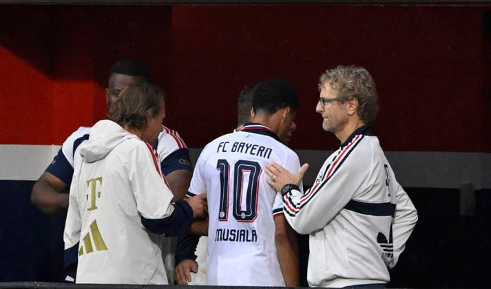 Jamal Musiala FC Bayern Muenchen FCB (10) bricht erneut auf dem Platz zusammen Zusammenbruch verletzt Verletzung Erschöpfung muss vom Platz Betreuer 1. FC Heidenheim 1846 FCH vs FC Bayern Muenchen FCB TESTSPIEL 18.08.2026 DFL REGULATIONS PROHIBIT ANY USE OF PHOTOGRAPHS AS IMAGE SEQUENCES AND OR QUASI-VIDEO 1. FC Heidenheim 1846 FCH vs FC Bayern Muenchen FCB TESTSPIEL *** Jamal Musiala, FC Bayern Munich (FCB) No. 10, collapses on the field again; collapse, injury, exhaustion; forced to leave the field; medical staff; 1. FC Heidenheim 1846 (FCH) vs. FC Bayern Munich (FCB); EXHIBITION MATCH; August 18, 2026; DFL REGULATIONS PROHIBIT ANY USE OF PHOTOGRAPHS AS IMAGE SEQUENCES AND OR QUASI-VIDEO 1 FC Heidenheim 1846 (FCH) vs. FC Bayern Munich (FCB) Friendly Match