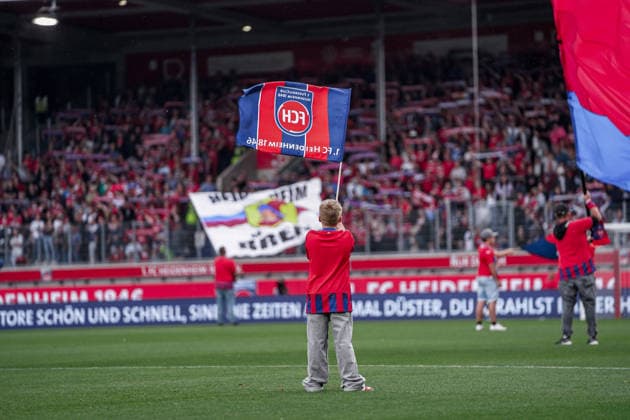 Deutschland: Fussball Saison 2026 2027 , Testspiel Freundschaftsspiel , 1. FC Heidenheim vs. FC Bayern München - Voith-Arena (Heidenheim) Fahne, Tribüne Heidenheim Voith-Arena Deutschland Germany *** Germany Soccer Season 2026–2027, Exhibition Match, 1. FC Heidenheim vs. FC Bayern Munich, Voith Arena, Heidenheim, Flag, Grandstand, Heidenheim, Voith Arena, Germany Copyright: xBennetxLongx