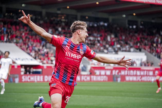 Deutschland: Fussball Saison 2026 2027 , Testspiel Freundschaftsspiel , 1. FC Heidenheim vs. FC Bayern München - Voith-Arena (Heidenheim) Yannik Wagner (1. FC Heidenheim, 38) Tor, Torjubel, Jubel, Freude, Emotionen, Tor und Torjubel zum 1:0 Heidenheim Voith-Arena Deutschland Germany *** Germany Soccer Season 2026–2027, Exhibition Match, 1. FC Heidenheim vs. FC Bayern Munich, Voith Arena, Heidenheim, Yannik Wagner, 1. FC Heidenheim, 38th goal, goal celebration, celebration, joy, emotions, goal, and goal celebration for the 1–0 win by Heidenheim at Voith Arena, Germany Copyright: xBennetxLongx