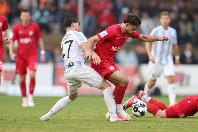 18.08.2026, Herren, Fussball, Saison 2026 2027, Regionalliga Bayern, 5. Spieltag: TSV Aubstadt - TSV 1860 Muenchen Lance Fiedler ( 47, TSV 1860 München) und Severo Sturm ( 11, TSV Aubstadt) Sulzfeld Schulstadion Aubstadt (NGN Arena) Bayern Deutschland *** August 18, 2026, Men s Soccer, 2026–2027 Season, Bavarian Regional League, Matchday 5: TSV Aubstadt vs. TSV 1860 Munich, Lance Fiedler 47, TSV 1860 Munich and Severo Sturm 11, TSV Aubstadt Sulzfeld, Schulstadion Aubstadt, NGN Arena, Bavaria, Germany