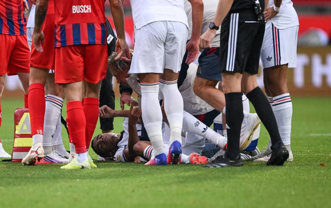 Fussball Testspiel 1. Bundesliga 2026 2027 18.08.2026 1. FC Heidenheim - FC Bayern Muenchen Jamal Musiala (FC Bayern Muenchen) am Boden erneit mit einer Kreislaufzusammenbruch *** Soccer Friendly Match 1, Bundesliga 2026–2027, August 18, 2026: 1. FC Heidenheim vs. FC Bayern Munich; Jamal Musiala of FC Bayern Munich collapses on the field once again due to circulatory failure