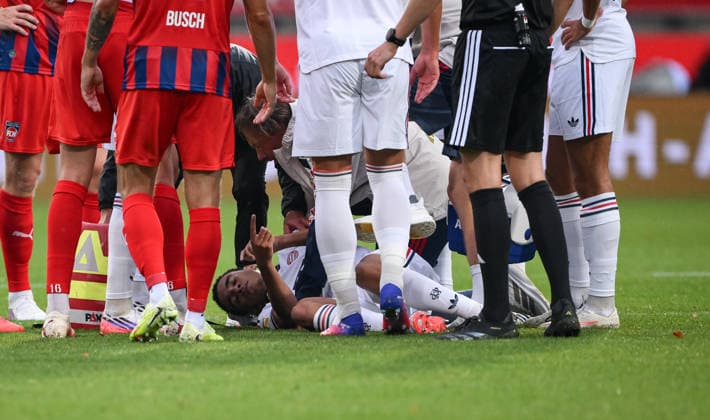Fussball Testspiel 1. Bundesliga 2026 2027 18.08.2026 1. FC Heidenheim - FC Bayern Muenchen Jamal Musiala (FC Bayern Muenchen) am Boden erneut mit einer Kreislaufzusammenbruch *** Soccer Friendly Match 1, Bundesliga 2026–2027, August 18, 2026: 1. FC Heidenheim vs. FC Bayern Munich; Jamal Musiala of FC Bayern Munich collapses on the field once again due to circulatory failure