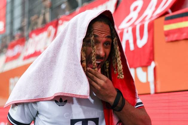 Sascha Boey 23 (FC Bayern Muenchen) verlaesst den Platz, mit einem Handtuch ueber dem Kopf, 1. FC Heidenheim 1846 vs. FC Bayern Muenchen, Fussball, Maenner, Bundesliga, Freundschaftsspiel, Friendly Match, Saison 2026 2027, 18.08.2026 DFB regulations prohibit any use of photographs as image sequences and or quasi-video Heidenheim Baden-Wuerttemberg Deutschland *** Sascha Boey, 23, of FC Bayern Munich, leaves the field with a towel over his head, 1 FC Heidenheim 1846 vs. FC Bayern Munich, soccer, men’s, Bundesliga, friendly match, 2026–2027 season, August 18, 2026 DFB regulations prohibit any use of photographs as image sequences and or quasi-video Heidenheim, Baden-Württemberg, Germany Copyright: xkolbert-press MartinxAgüerax
