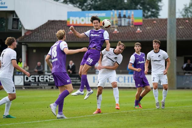 18.08.2026, Getränke Hoffmann Stadion, Spelle, GER, 2. Liga und Oberliga: Testspiel SC Spelle-Venhaus vs VfL Osnabrück, 3:1-Kopfball-Tor von Theo Janotta (VfL Osnabrück 20) DFL REGULATIONS PROHIBIT ANY USE OF PHOTOGRAPHS AS IMAGE SEQUENCES AND OR QUASI-VIDEO. Spelle Niedersachsen Getränke Hoffmann Stadion *** August 18, 2026, Getränke Hoffmann Stadium, Spelle, GER, 2nd Division and Oberliga friendly match: SC Spelle Venhaus vs. VfL Osnabrück, 3-1 header goal by Theo Janotta, VfL Osnabrück 20. DFL regulations prohibit any use of photographs as image sequences and or quasi-video. Spelle, Lower Saxony, Getränke Hoffmann Stadium