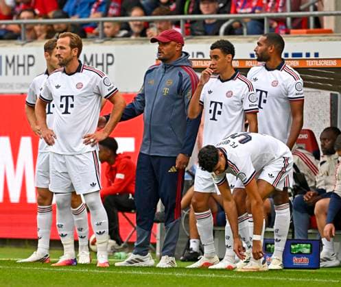 18.08.2026, Fussball Bundesliga 2026 2027, Testspiel, 1.FC Heidenheim - FC Bayern München, in der Voith-Arena Heidenheim, v.l. JJosip Stanisic (Bayern München), Harry Kane (FC Bayern München), Trainer Vincent Kompany (FC Bayern München), Jamal Musiala (Bayern München), Aleksandar Pavlovic (FC Bayern München) und Jonathan Tah (FC Bayern München) *** August 18, 2026, 2026–2027 Bundesliga, Friendly Match, 1. FC Heidenheim vs. FC Bayern Munich, at the Voith Arena in Heidenheim, from left to right: Josip Stanisic (Bayern Munich), Harry Kane (FC Bayern Munich), Coach Vincent Kompany (FC Bayern Munich), Jamal Musiala (Bayern Munich), Aleksandar Pavlovic (FC Bayern Munich), and Jonathan Tah (FC Bayern Munich)