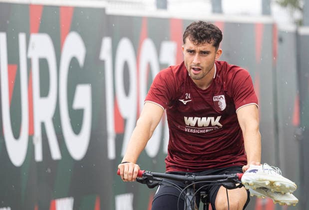 Thomas Kastanaras (FC Augsburg 24) mit dem Fahrrad auf dem Weg zum Trainingsplatz; FC Augsburg, Training, *** Thomas Kastanaras of FC Augsburg 24 on his way to the FC Augsburg training field by bike, training,