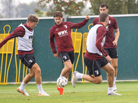 Mads Pedersen (FC Augsburg 3, Mitte) spielt den Ball, Kristijan JakiÄ‡ (FC Augsburg 17, li.), Jeffrey Gouweleeuw (FC Augsburg 6, re.); FC Augsburg, Training, *** Mads Pedersen, FC Augsburg 3, center, passes the ball; Kristijan Jakic, FC Augsburg 17, left; Jeffrey Gouweleeuw, FC Augsburg 6, right; FC Augsburg, practice,