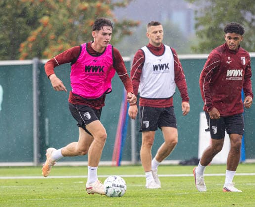Tim Schnitzer (FC Augsburg) spielt den Ball, FC Augsburg, Training, *** Tim Schnitzer, FC Augsburg plays the ball, FC Augsburg, practice,