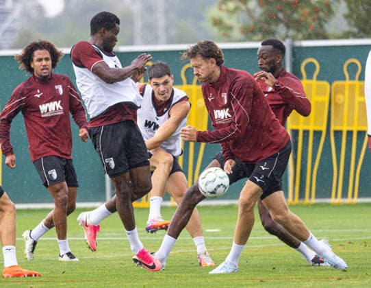 Mert Kömür (FC Augsburg 36), Torschuß gegen Calvin Brackelmann FC Augsburg 2, r.) und Uchenna Ogundu (FC Augsburg 39, li.); FC Augsburg, Training, *** Mert Kömür, FC Augsburg 36, shot on goal against Calvin Brackelmann, FC Augsburg 2, right, and Uchenna Ogundu, FC Augsburg 39, left, FC Augsburg, practice,