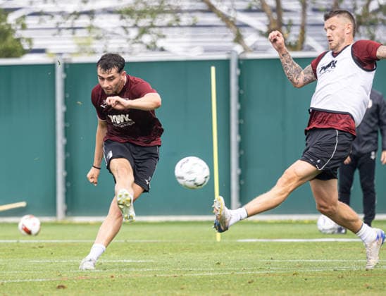 Thomas Kastanaras (FC Augsburg 24), Torschuß gegen Jeffrey Gouweleeuw (FC Augsburg 6); FC Augsburg, Training, *** Thomas Kastanaras, FC Augsburg 24, shot on goal against Jeffrey Gouweleeuw, FC Augsburg 6, FC Augsburg, practice,