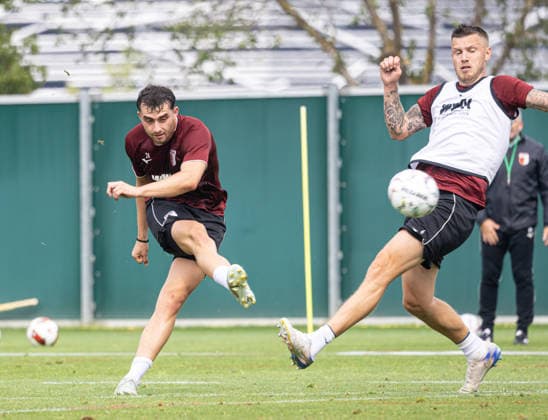 Thomas Kastanaras (FC Augsburg 24), Torschuß gegen Jeffrey Gouweleeuw (FC Augsburg 6); FC Augsburg, Training, *** Thomas Kastanaras, FC Augsburg 24, shot on goal against Jeffrey Gouweleeuw, FC Augsburg 6, FC Augsburg, practice,