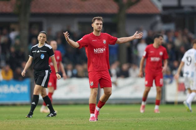 18.08.2026, Herren, Fussball, Saison 2026 2027, Regionalliga Bayern, 5. Spieltag: TSV Aubstadt - TSV 1860 Muenchen Fabio Bozesan ( 42, TSV Aubstadt) gestikuliert, Arme, Hände Sulzfeld Schulstadion Aubstadt (NGN Arena) Bayern Deutschland *** August 18, 2026, Men s, Soccer, 2026–2027 season, Bavarian Regional League, Matchday 5: TSV Aubstadt vs. TSV 1860 Munich; Fabio Bozesan 42; TSV Aubstadt player gesturing with arms and hands; Sulzfeld School Stadium, Aubstadt; NGN Arena, Bavaria, Germany