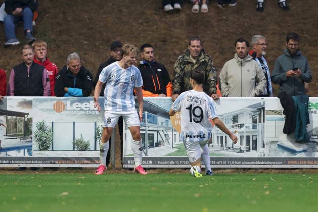 18.08.2026, Herren, Fussball, Saison 2026 2027, Regionalliga Bayern, 5. Spieltag: TSV Aubstadt - TSV 1860 Muenchen Fabio Wagner ( 9, TSV 1860 München) und Emre Erdogan ( 19, TSV 1860 München) bejubeln das 0:2 Sulzfeld Schulstadion Aubstadt (NGN Arena) Bayern Deutschland *** August 18, 2026, Men s Soccer, 2026–2027 Season, Bavarian Regional League, Matchday 5: TSV Aubstadt vs. TSV 1860 Munich—Fabio Wagner (9), TSV 1860 Munich, and Emre Erdogan (19), TSV 1860 Munich celebrate the 0–2 victory at Sulzfeld Schulstadion, Aubstadt, NGN Arena, Bavaria, Germany