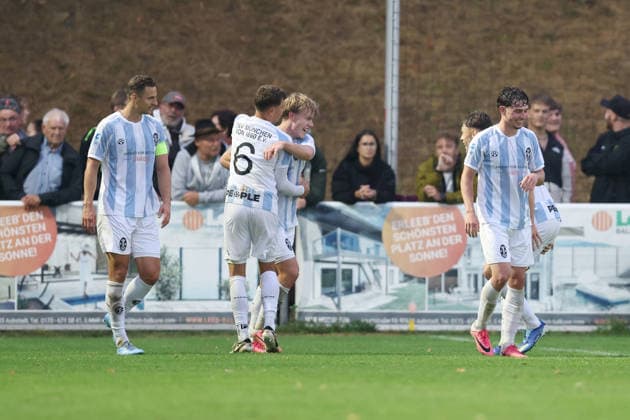18.08.2026, Herren, Fussball, Saison 2026 2027, Regionalliga Bayern, 5. Spieltag: TSV Aubstadt - TSV 1860 Muenchen Bejubeln das 0:2, Dennis Dressel ( 14, TSV 1860 München), Benedikt Hoppe ( 6, TSV 1860 München), Fabio Wagner ( 9, TSV 1860 München), Lance Fiedler ( 47, TSV 1860 München), Emre Erdogan ( 19, TSV 1860 München) Sulzfeld Schulstadion Aubstadt (NGN Arena) Bayern Deutschland *** August 18, 2026, Men s, Soccer, 2026–2027 Season, Bavarian Regional League, Matchday 5: TSV Aubstadt vs. TSV 1860 Munich Celebrating the 0–2 Victory, Dennis Dressel 14, TSV 1860 Munich, Benedikt Hoppe 6, TSV 1860 Munich, Fabio Wagner 9, TSV 1860 Munich, Lance Fiedler 47, TSV 1860 Munich, Emre Erdogan 19, TSV 1860 Munich, Sulzfeld School Stadium, Aubstadt, NGN Arena, Bavaria, Germany