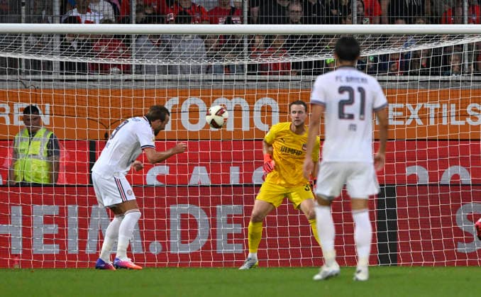Strafraumszene, Torraumszene Torschuss Aktion Torchance Harry Kane FC Bayern Muenchen FCB (09) gegen Torwart Thomas Daehne 1. FC Heidenheim 1846 FCH (33) 1. FC Heidenheim 1846 FCH vs FC Bayern Muenchen FCB TESTSPIEL 18.08.2026 DFL REGULATIONS PROHIBIT ANY USE OF PHOTOGRAPHS AS IMAGE SEQUENCES AND OR QUASI-VIDEO 1. FC Heidenheim 1846 FCH vs FC Bayern Muenchen FCB TESTSPIEL *** Penalty area play, Goal-area action, shot on goal, scoring opportunity: Harry Kane (FC Bayern Munich, FCB 09) against goalkeeper Thomas Daehne (1. FC Heidenheim 1846, FCH 33); 1. FC Heidenheim 1846 (FCH) vs. FC Bayern Munich (FCB) Friendly Match 18 08 2026 DFL regulations prohibit any use of photographs as image sequences and or quasi-video 1. FC Heidenheim 1846 FCH vs. FC Bayern Munich FCB Friendly Match