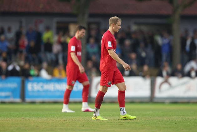 18.08.2026, Herren, Fussball, Saison 2026 2027, Regionalliga Bayern, 5. Spieltag: TSV Aubstadt - TSV 1860 Muenchen Steffen Behr ( 16, TSV Aubstadt) und Tim Hüttl ( 3, TSV Aubstadt, Hintergrund) gehen bedient in die Halbzeitpause Sulzfeld Schulstadion Aubstadt (NGN Arena) Bayern Deutschland *** August 18, 2026, Men s Soccer, 2026–2027 Season, Bavarian Regional League, Matchday 5: TSV Aubstadt vs. TSV 1860 Munich (Steffen Behr 16, TSV Aubstadt; Tim Hüttl 3), TSV Aubstadt, trailing at halftime; Sulzfeld School Stadium, Aubstadt NGN Arena, Bavaria, Germany
