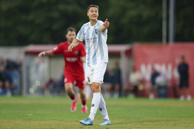18.08.2026, Herren, Fussball, Saison 2026 2027, Regionalliga Bayern, 5. Spieltag: TSV Aubstadt - TSV 1860 Muenchen Dennis Dressel ( 14, TSV 1860 München) gestikuliert, Arme, Hände, gibt Anweisungen Sulzfeld Schulstadion Aubstadt (NGN Arena) Bayern Deutschland *** August 18, 2026, Men s Soccer, 2026–2027 Season, Bavarian Regional League, Matchday 5: TSV Aubstadt vs. TSV 1860 Munich; Dennis Dressel 14, TSV 1860 Munich gesturing, arms, hands, giving instructions Sulzfeld Schulstadion Aubstadt NGN Arena Bavaria Germany