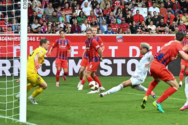 18.08.2026, xsltx, Fussball Testspiel, 1.FC Heidenheim - FC Bayern München v.l. Thomas Dähne (1. FC Heidenheim 1846) ist gegen Luis Diaz (FC Bayern München) chancenlos, der zum 3:2 trifft (DFL DFB REGULATIONS PROHIBIT ANY USE OF PHOTOGRAPHS as IMAGE SEQUENCES and or QUASI-VIDEO) *** August 18, 2026, xsltx, soccer friendly, 1. FC Heidenheim vs. FC Bayern Munich v l Thomas Dähne 1. FC Heidenheim 1846 stands no chance against Luis Díaz of FC Bayern Munich, who scores the 3–2 goal. DFL and DFB regulations prohibit any use of photographs as image sequences and or quasi-video.