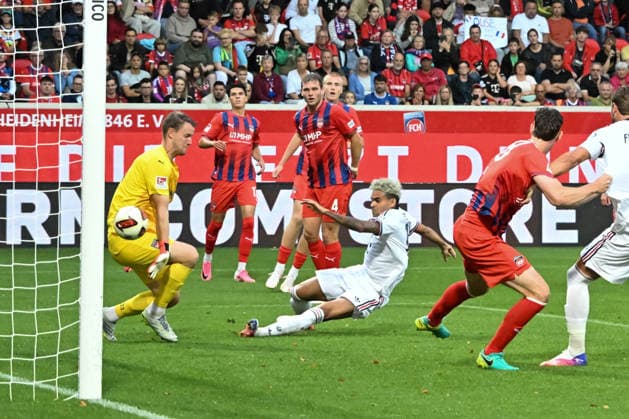 18.08.2026, xsltx, Fussball Testspiel, 1.FC Heidenheim - FC Bayern München v.l. Thomas Dähne (1. FC Heidenheim 1846) ist gegen Luis Diaz (FC Bayern München) chancenlos, der zum 3:2 trifft (DFL DFB REGULATIONS PROHIBIT ANY USE OF PHOTOGRAPHS as IMAGE SEQUENCES and or QUASI-VIDEO) *** August 18, 2026, xsltx, soccer friendly, 1. FC Heidenheim vs. FC Bayern Munich v l Thomas Dähne 1. FC Heidenheim 1846 stands no chance against Luis Díaz of FC Bayern Munich, who scores the 3–2 goal. DFL and DFB regulations prohibit any use of photographs as image sequences and or quasi-video.