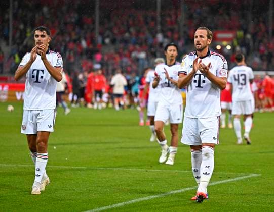 18.08.2026, Fussball Bundesliga 2026 2027, Testspiel, 1.FC Heidenheim - FC Bayern München, in der Voith-Arena Heidenheim, v.l. Aleksandar Pavlovic (FC Bayern München) und Harry Kane (FC Bayern München) jubeln zum Schluss *** August 18, 2026, 2026–2027 Bundesliga, Friendly Match, 1. FC Heidenheim vs. FC Bayern Munich, at the Voith Arena in Heidenheim; from left: Aleksandar Pavlovic (FC Bayern Munich) and Harry Kane (FC Bayern Munich) celebrate at the end