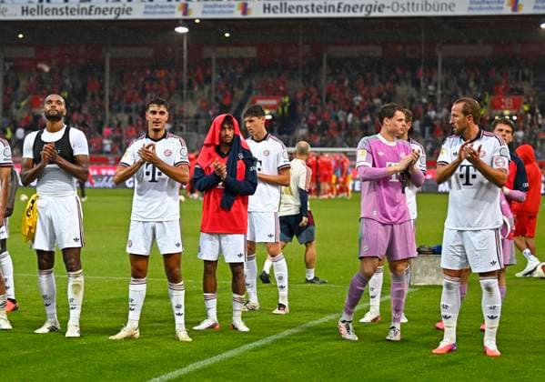 18.08.2026, Fussball Bundesliga 2026 2027, Testspiel, 1.FC Heidenheim - FC Bayern München, in der Voith-Arena Heidenheim, v.l. Jonathan Tah (FC Bayern München), Aleksandar Pavlovic (FC Bayern München), Nathaniel Brown (FC Bayern München), Torwart Jonas Urbig (FC Bayern München) und Harry Kane (FC Bayern München) jubeln zum Schluss. *** August 18, 2026, 2026–2027 Bundesliga, Friendly Match, 1. FC Heidenheim vs. FC Bayern Munich, at the Voith Arena in Heidenheim; from left: Jonathan Tah (FC Bayern Munich), Aleksandar Pavlovic (FC Bayern Munich), Nathaniel Brown (FC Bayern Munich), goalkeeper Jonas Urbig (FC Bayern Munich), and Harry Kane (FC Bayern Munich) celebrate at the end