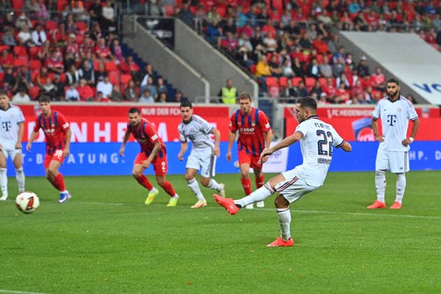 Tor Arijon IBRAHIMOVIC (Bayern Muenchen) per Elfmeter,Strafstoss zum 3-2,Aktion,Torschuss. Fussball Testpiel 1.FC Heidenheim - FC Bayern Muenchen 2-5 am 18.08.2025 , VOITH ARENA. *** Goal by Arijon IBRAHIMOVIC, Bayern Munich, on a penalty kick, making the score 3–2; play; shot on goal; soccer friendly match: 1. FC Heidenheim vs. FC Bayern Munich, 2–5, on August 18, 2025, at VOITH ARENA