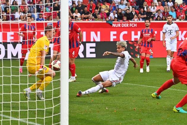 Tor Luis DIAZ (Bayern Muenchen) zum 4-2,Aktion,Torschuss,Strafraumszene. Fussball Testpiel 1.FC Heidenheim - FC Bayern Muenchen 2-5 am 18.08.2025 , VOITH ARENA. *** Goal by Luis DIAZ for Bayern Munich, making it 4–2; play, shot on goal, action in the penalty area; soccer friendly match: 1. FC Heidenheim vs. FC Bayern Munich, 2–5, on August 18, 2025, at VOITH ARENA