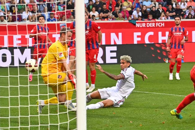 Tor Luis DIAZ (Bayern Muenchen) zum 4-2,Aktion,Torschuss,Strafraumszene. Fussball Testpiel 1.FC Heidenheim - FC Bayern Muenchen 2-5 am 18.08.2025 , VOITH ARENA. *** Goal by Luis DIAZ for Bayern Munich, making it 4–2; play, shot on goal, action in the penalty area; soccer friendly match: 1. FC Heidenheim vs. FC Bayern Munich, 2–5, on August 18, 2025, at VOITH ARENA