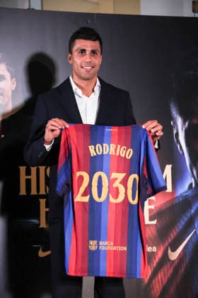 August 18, 2026, Barcelona, Barcelona, SPAIN: Rodrigo Hernandez poses in her FC Barcelona, Barca shirt during his presentation as new player of FC Barcelona at Commercial Office on August 18, 2026 in Barcelona, Spain. Rodrigo Hernandez Presentation As New Player Of FC Barcelona  - ZUMAa181 20260818_zaa_a181_057 Copyright: xJavierxBorregox